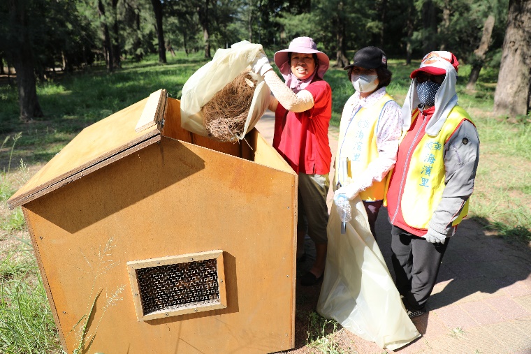 漁港環保公園清掃活動-志工將雜草收集至落葉堆肥箱大圖