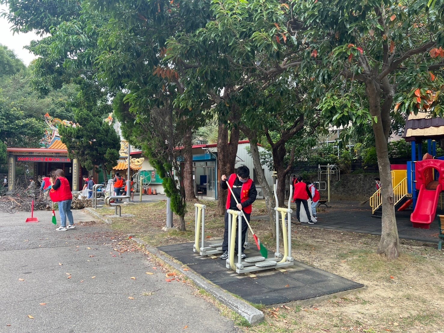志工清掃活動情形小圖共2張，pic2
