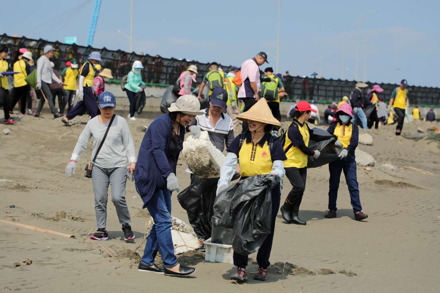 世界地球日新竹市2,000人淨灘 宣誓少用一次性塑膠製品搶救海洋環境小圖共6張，pic3