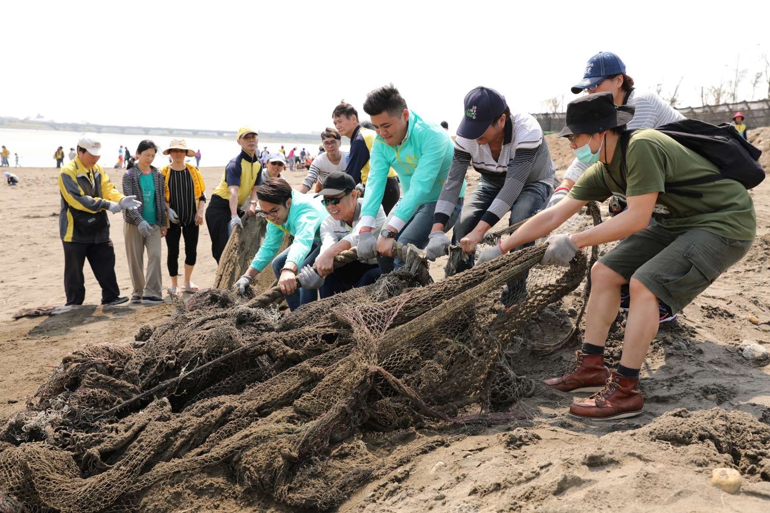 世界地球日新竹市2,000人淨灘 宣誓少用一次性塑膠製品搶救海洋環境小圖共6張，pic4