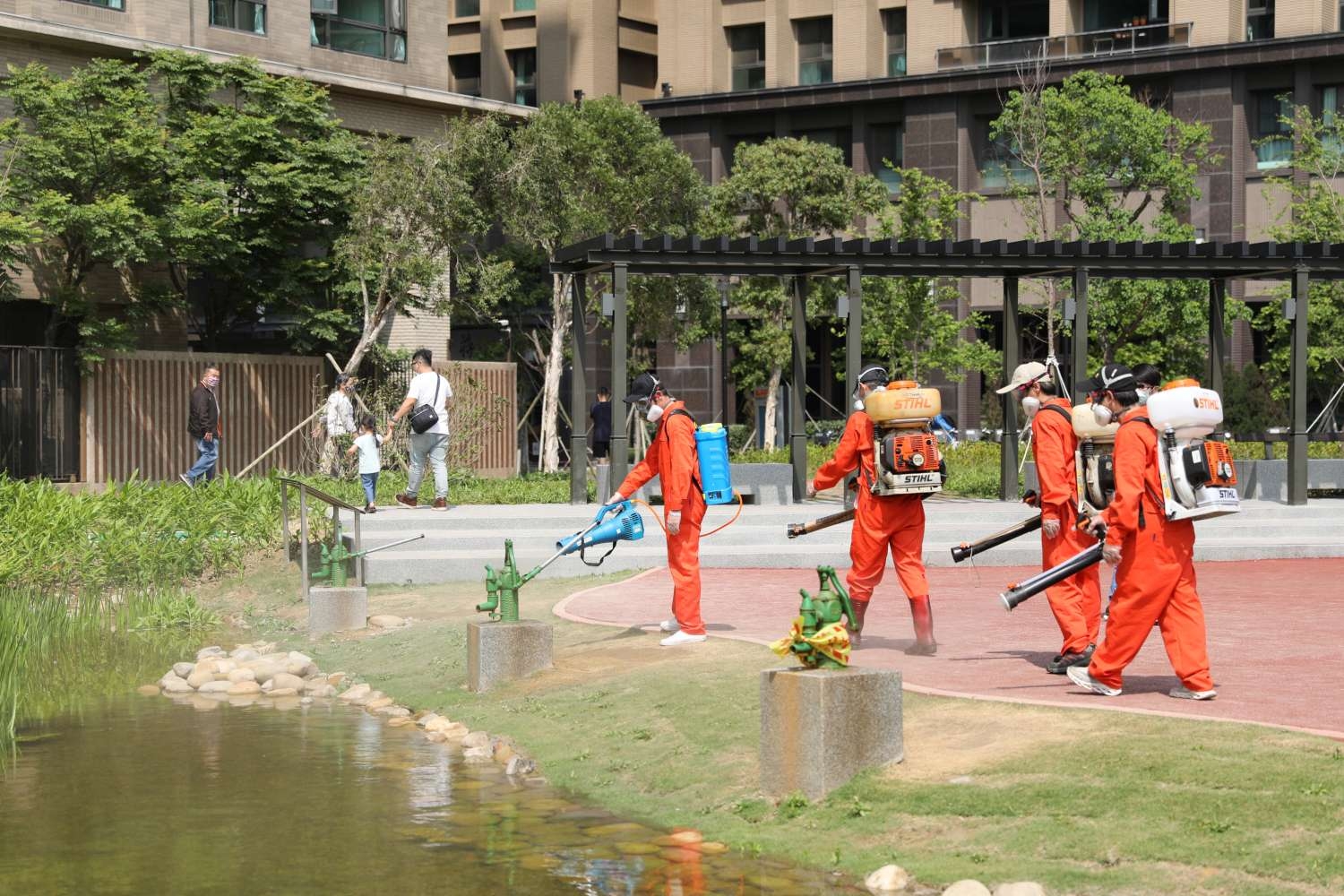 防疫消毒再出軍！新竹市熱點公園第二次噴藥 讓爸媽安心遛小孩大圖