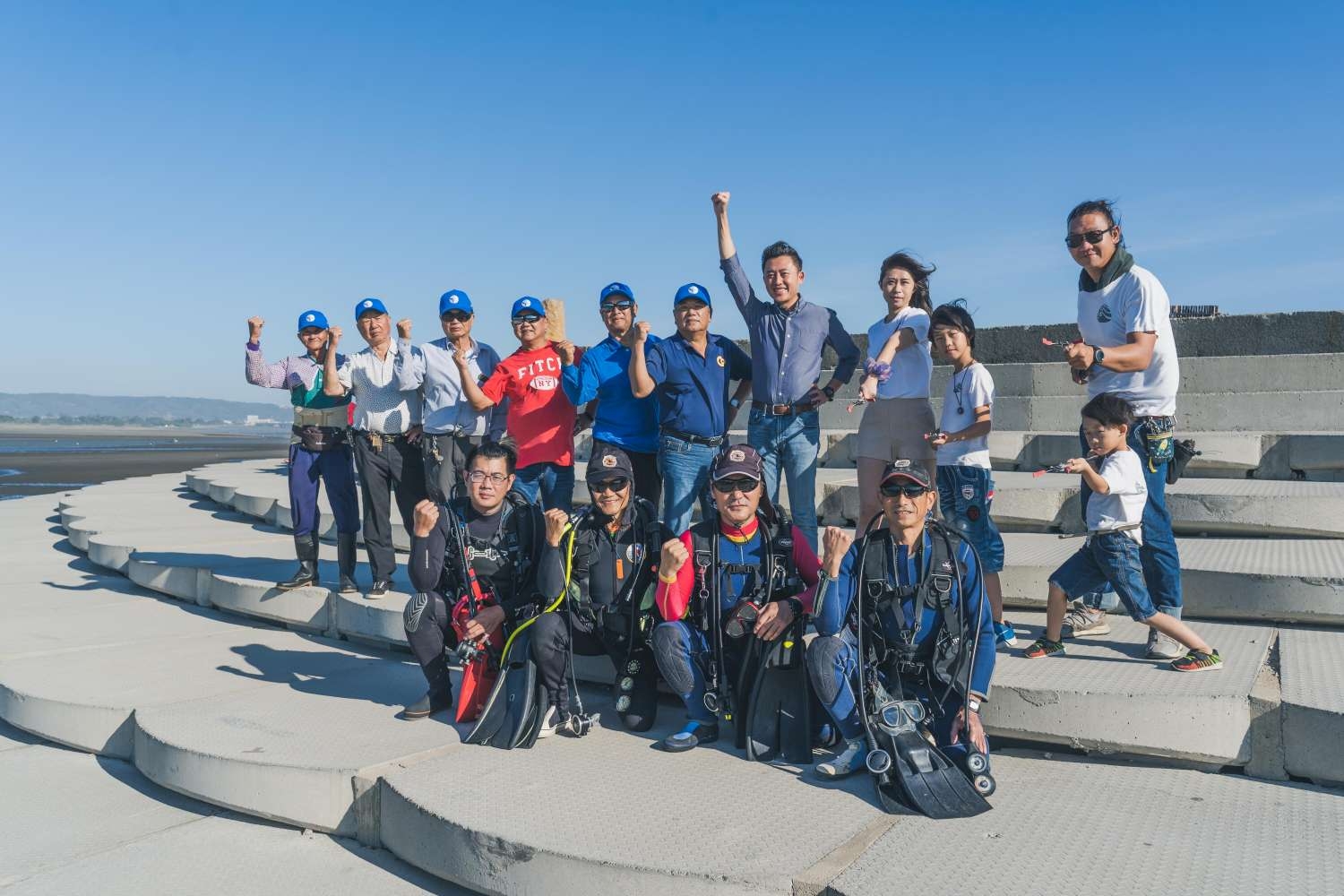 漁民、潛水客、小學生組海洋巡守隊 與現代海怪「海洋垃圾」搏鬥清除17公噸廢棄物大圖