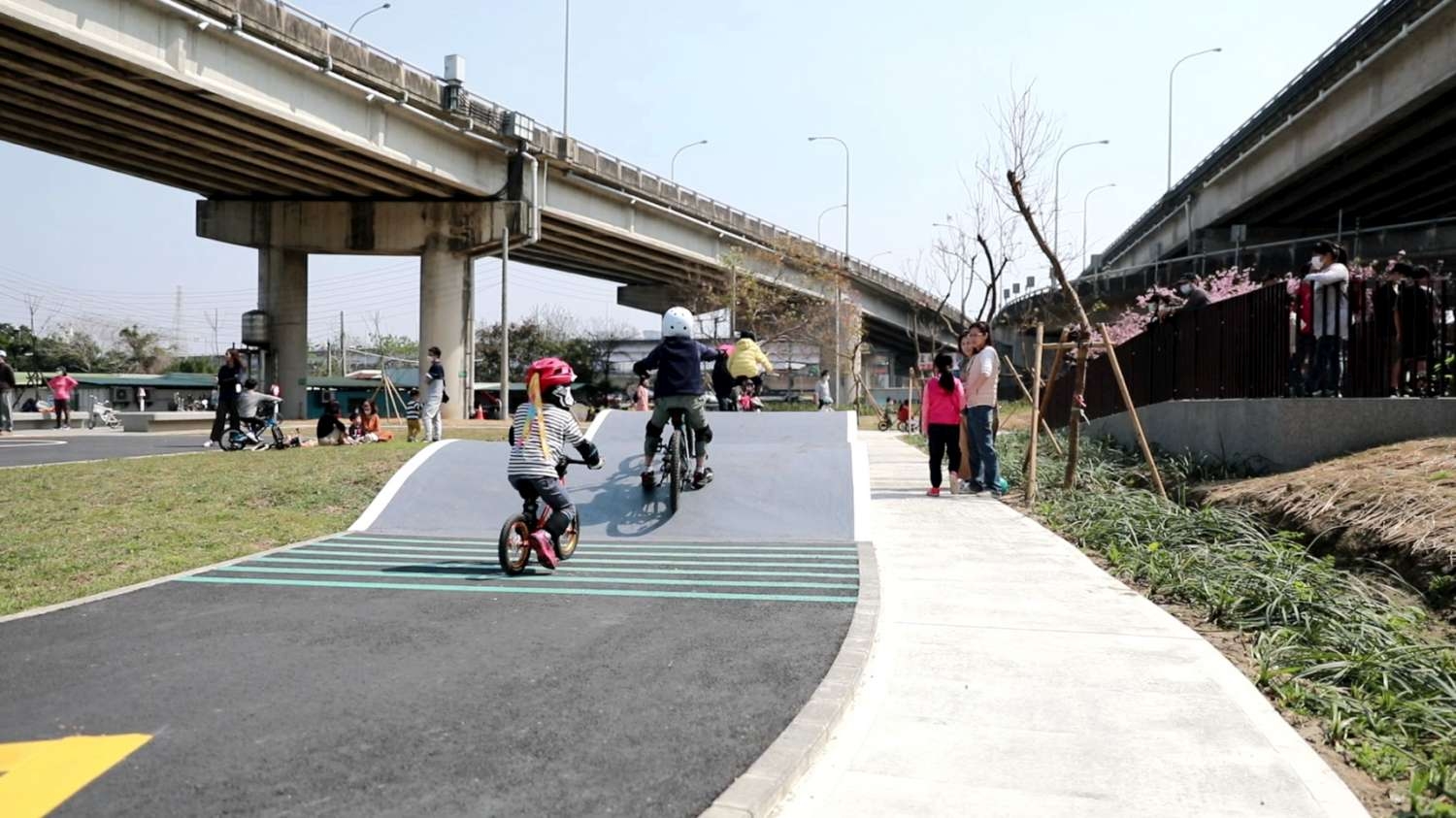 小騎士來挑戰！新竹左岸Pushbike滑輪公園啟用 自行車、溜冰鞋也好玩小圖共6張，pic4