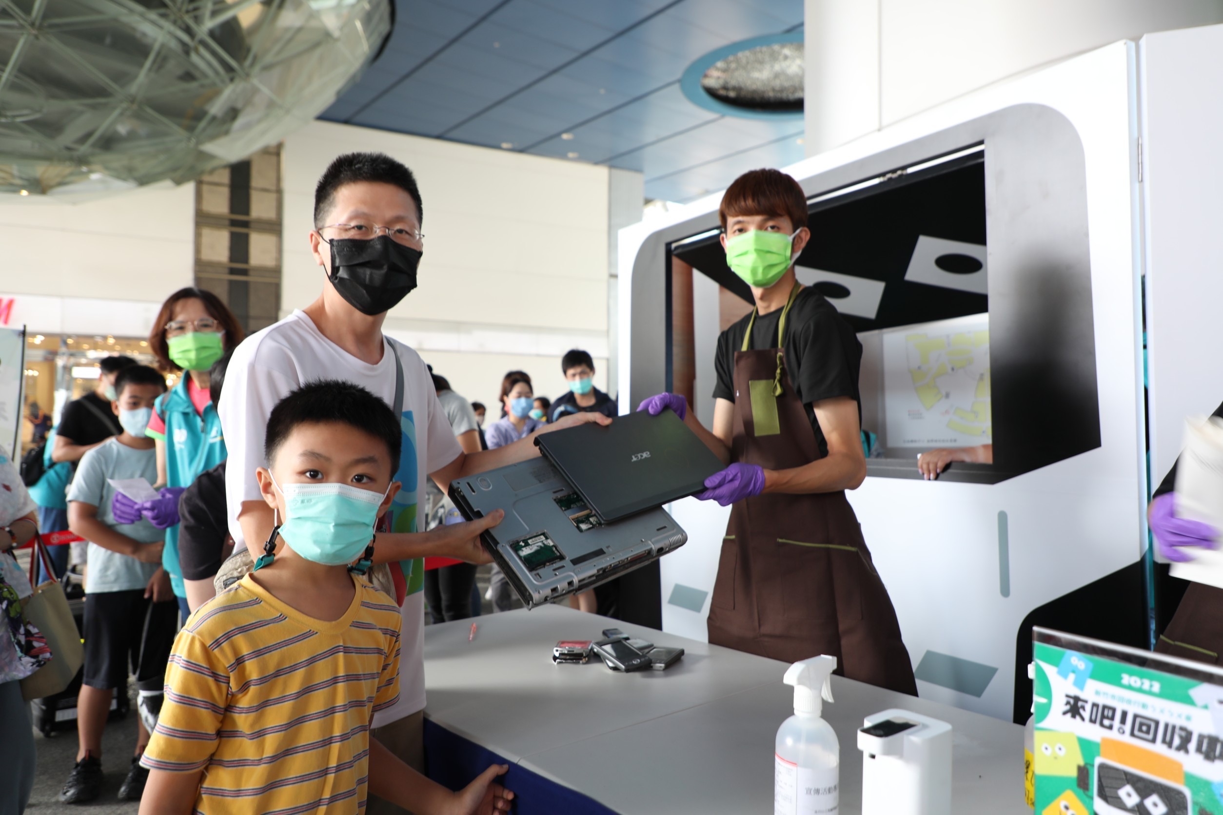 把握最後日！竹市回收行動ㄅㄨㄅㄨ車首日吸300人響應　捐舊衣、廢3C最高換500元禮券小圖共6張，pic3