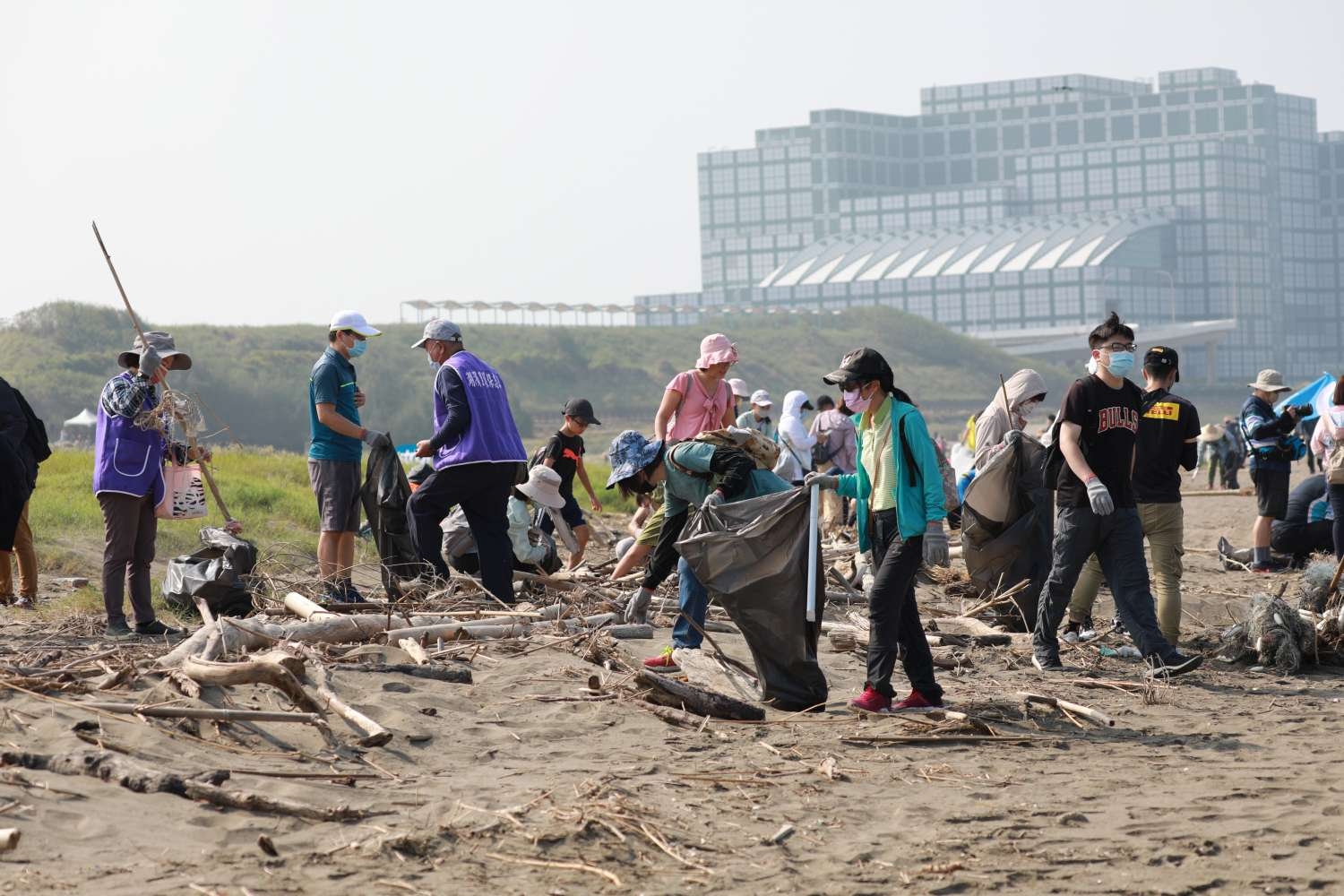 「手」護海洋！竹市千人淨灘今登場 陳章賢代理市長感謝環保尖兵愛護海岸環境小圖共6張，pic5