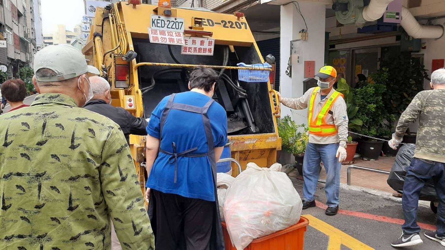 竹市清潔隊員陳登極守護市容20年如一日、獲環保署表揚「模範隊員」 陳章賢代理市長：向「城市英雄」致敬小圖共6張，pic3