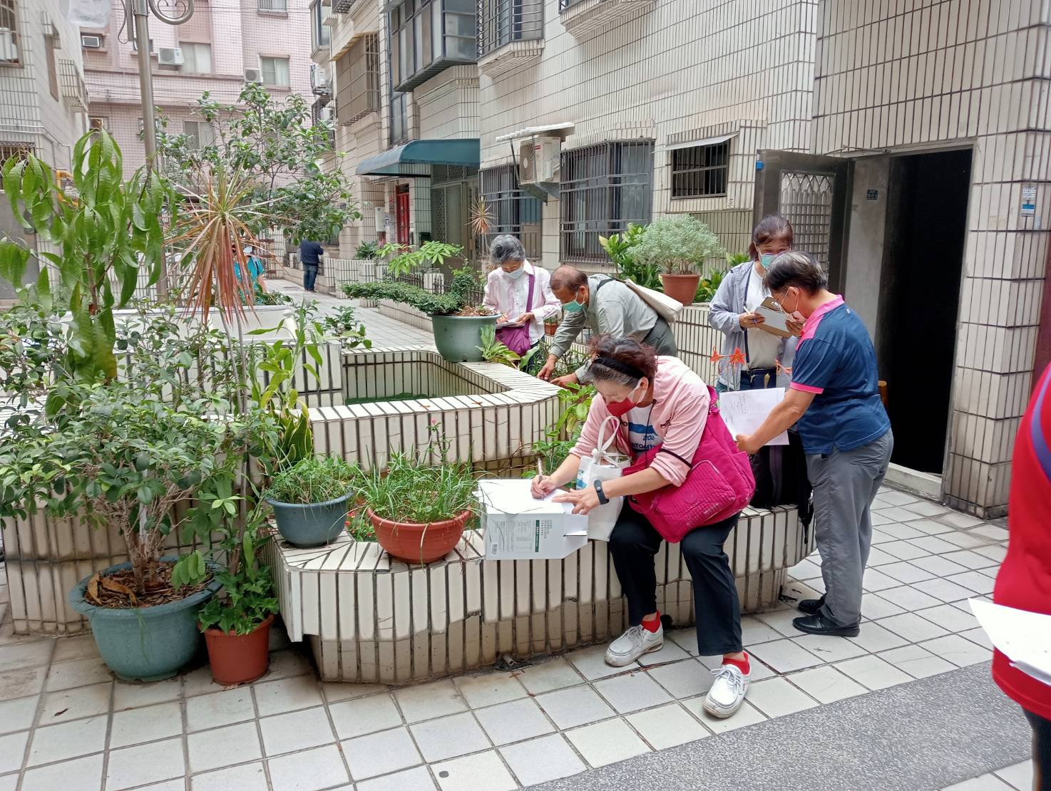 竹市清除登革熱病媒蚊孳生源  全市民一起動起來            小圖共6張，pic3