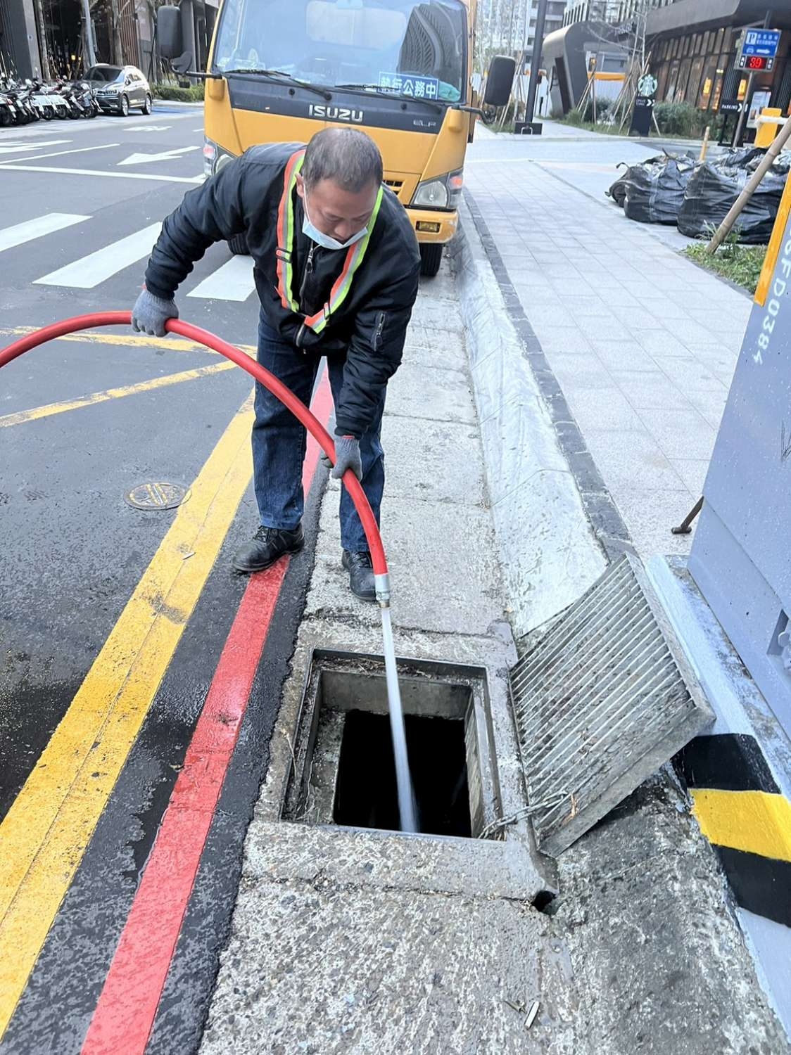 接獲民眾反映竹市埔頂二路至慈雲路口附近產生惡臭 環保局立即處理並追蹤改善小圖共6張，pic5