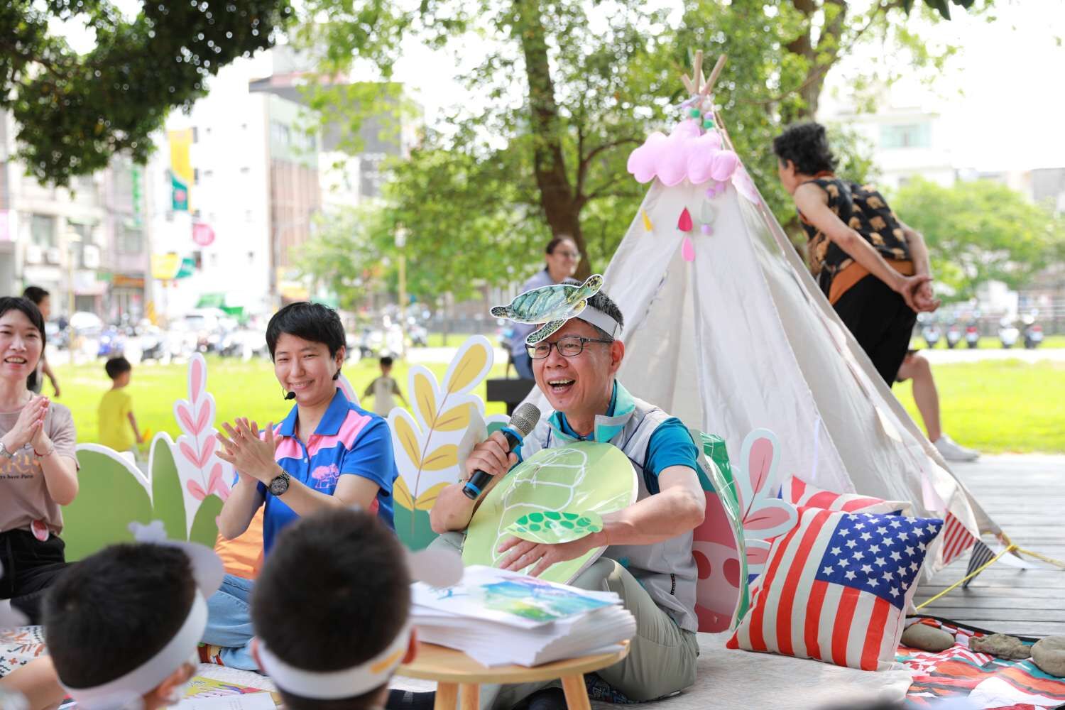 響應世界地球日！ 竹市環保局長化身海龜哥哥說繪本 邀大小朋友共同愛護地球大圖