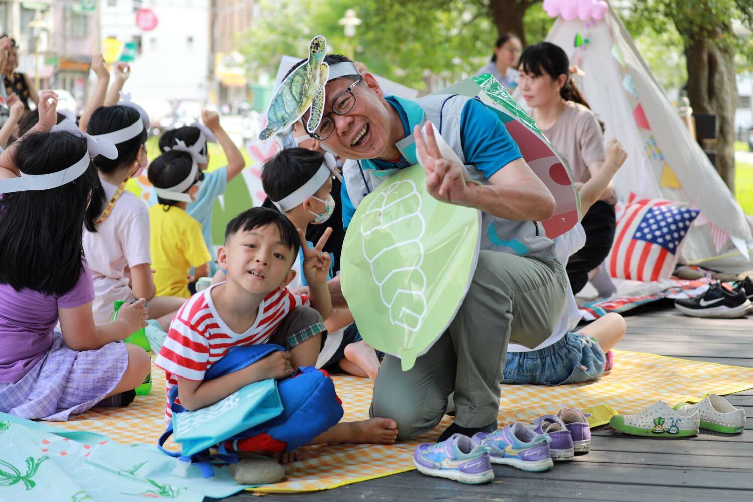 響應世界地球日！ 竹市環保局長化身海龜哥哥說繪本 邀大小朋友共同愛護地球小圖共6張，pic2