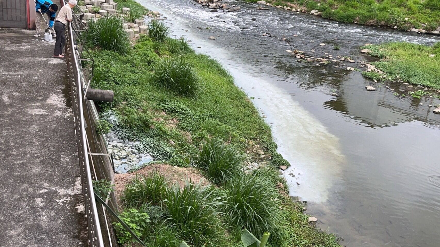 竹市工程行員工清洗殘漆污染客雅溪 環保局即刻追查並依法開罰大圖