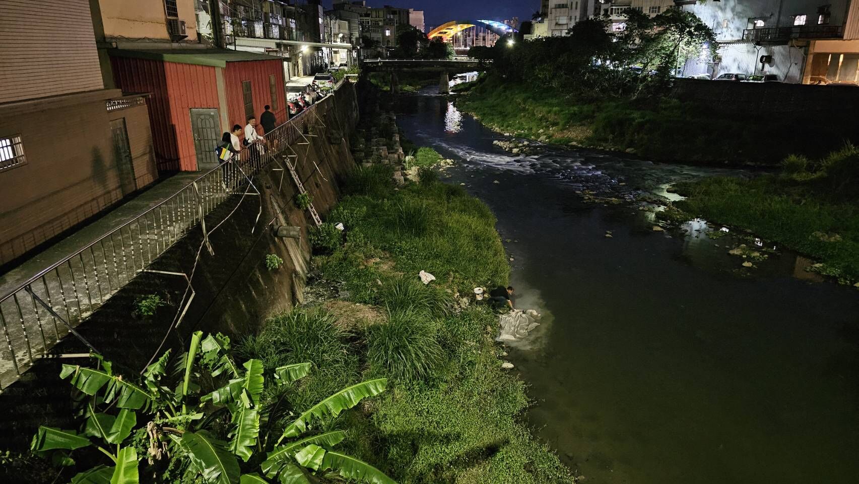 竹市工程行員工清洗殘漆污染客雅溪 環保局即刻追查並依法開罰小圖共6張，pic4