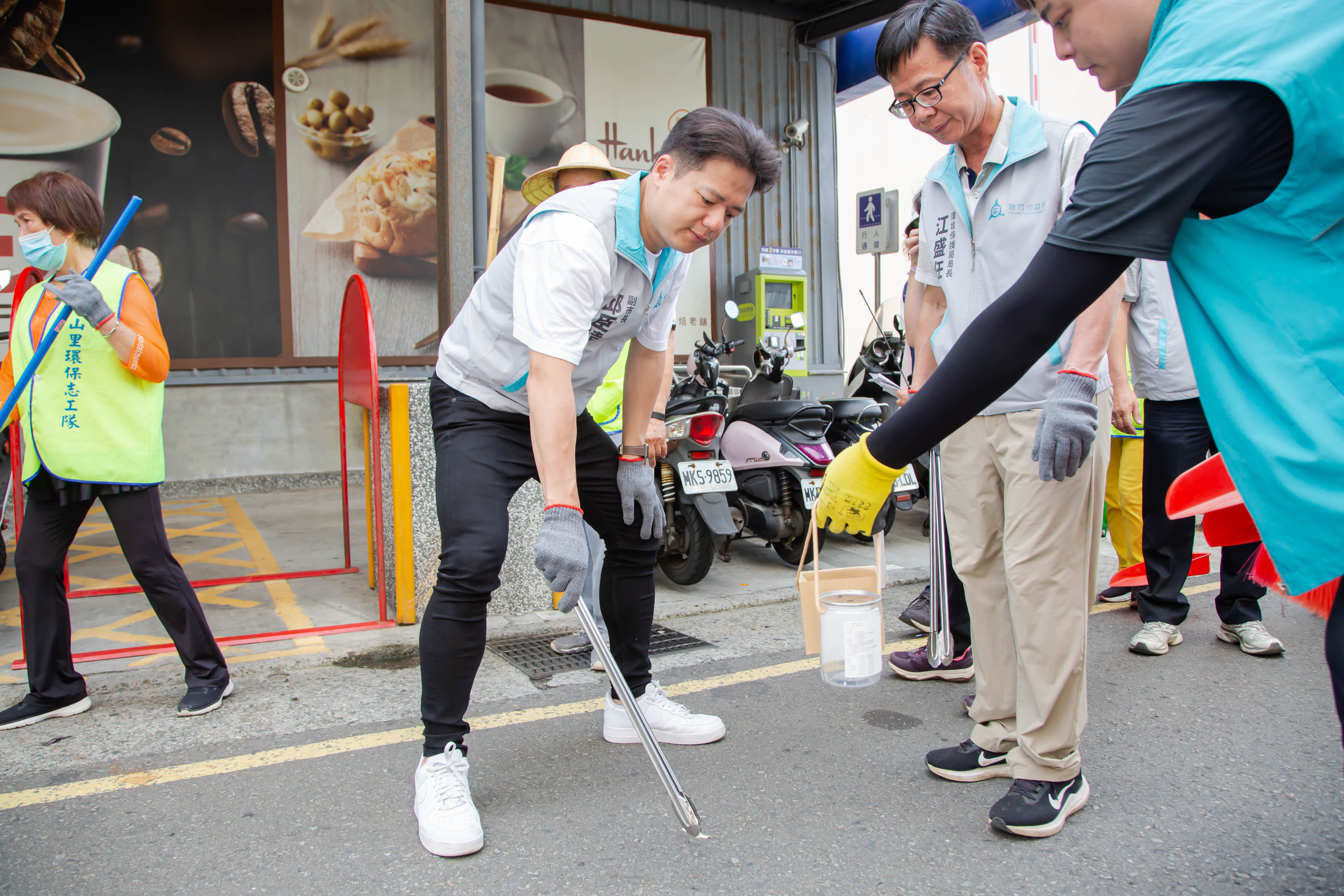 菸頭不落地 守護好環境！竹市響應世界環境日 邱臣遠副市長率領海陸環保志工聯合清掃小圖共6張，pic4
