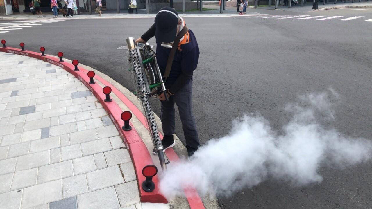 杜絕登革熱！ 竹市府啟動環境消毒 高虹安市長提醒市民落實「巡倒清刷」4步驟大圖