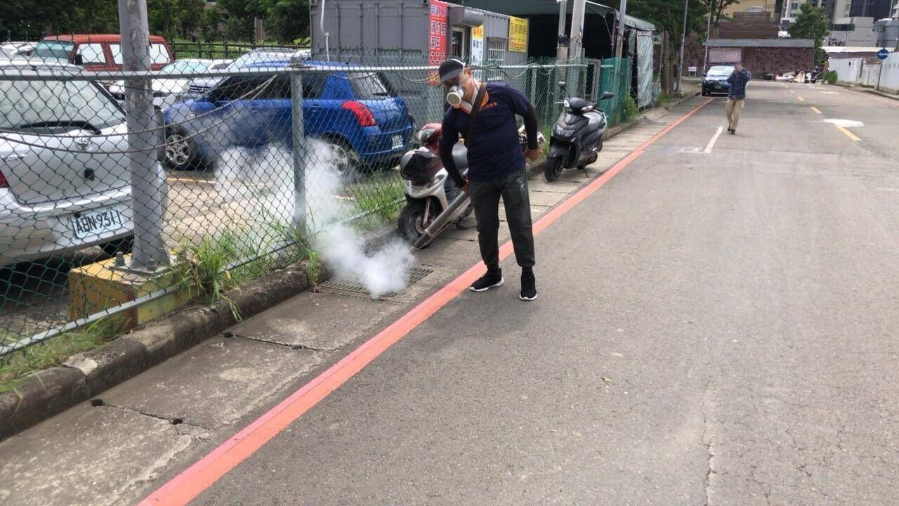 杜絕登革熱！ 竹市府啟動環境消毒 高虹安市長提醒市民落實「巡倒清刷」4步驟小圖共6張，pic3