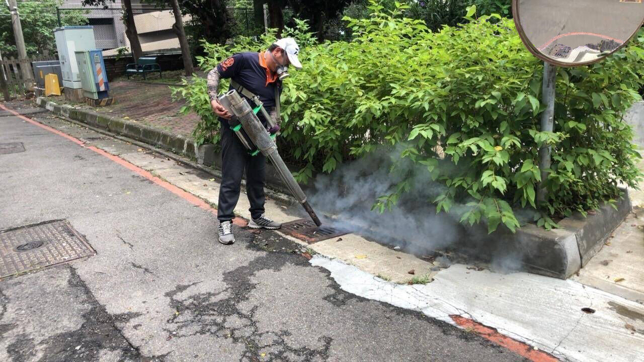 杜絕登革熱！ 竹市府啟動環境消毒 高虹安市長提醒市民落實「巡倒清刷」4步驟小圖共6張，pic4