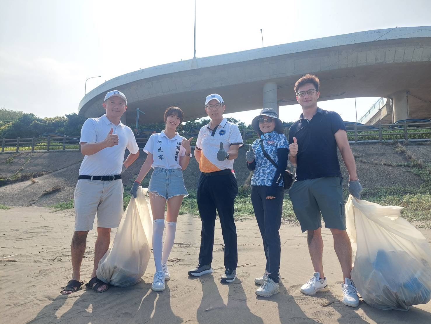 陽明交大管理學院淨灘協力守護海洋環境小圖共6張，pic3