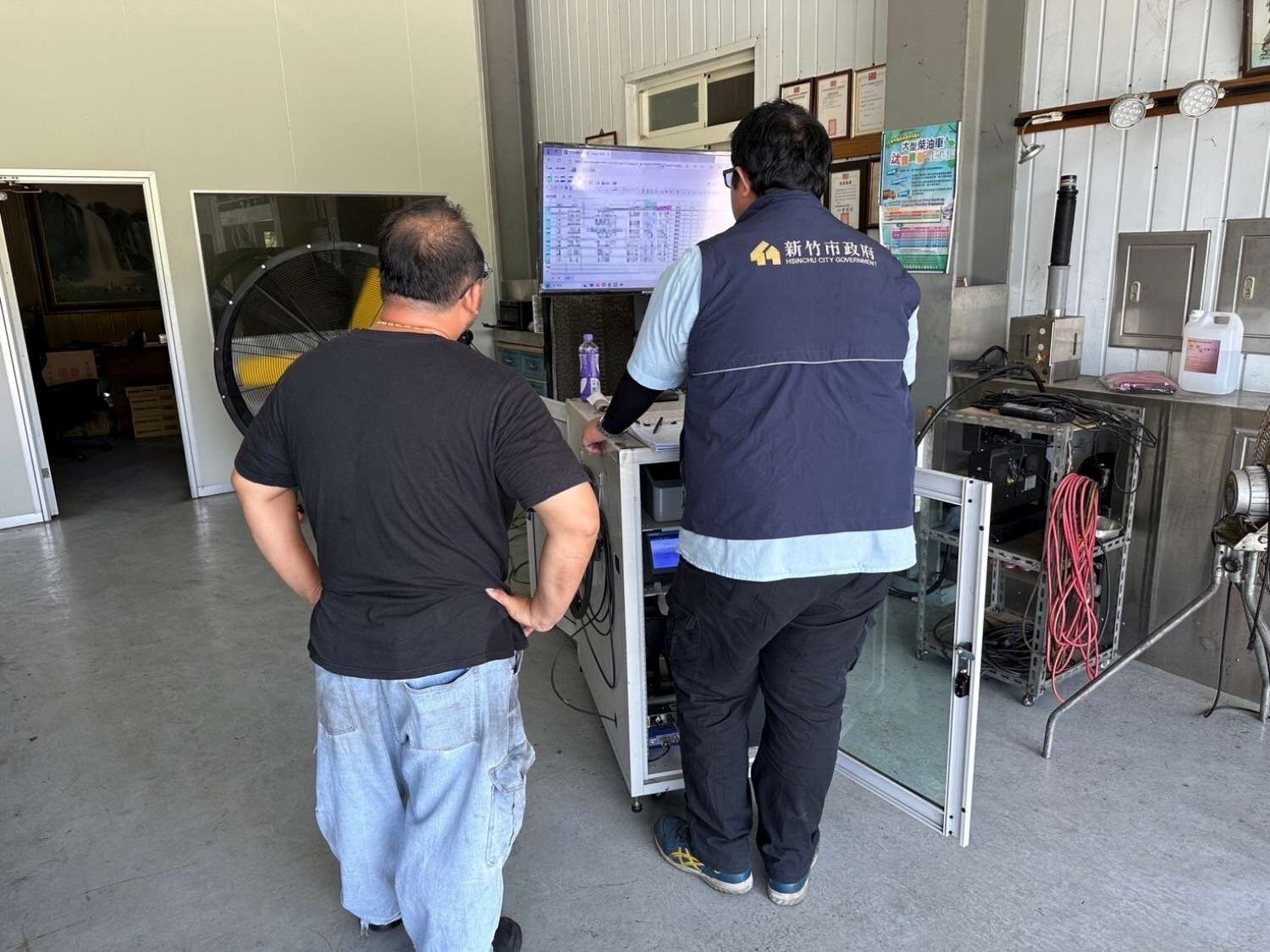 鼓勵柴油車排煙檢測站及授權保養廠檢驗排氣核發自主管理標章 邱臣遠代理市長：公私協力守護竹市好空氣！小圖共6張，pic2