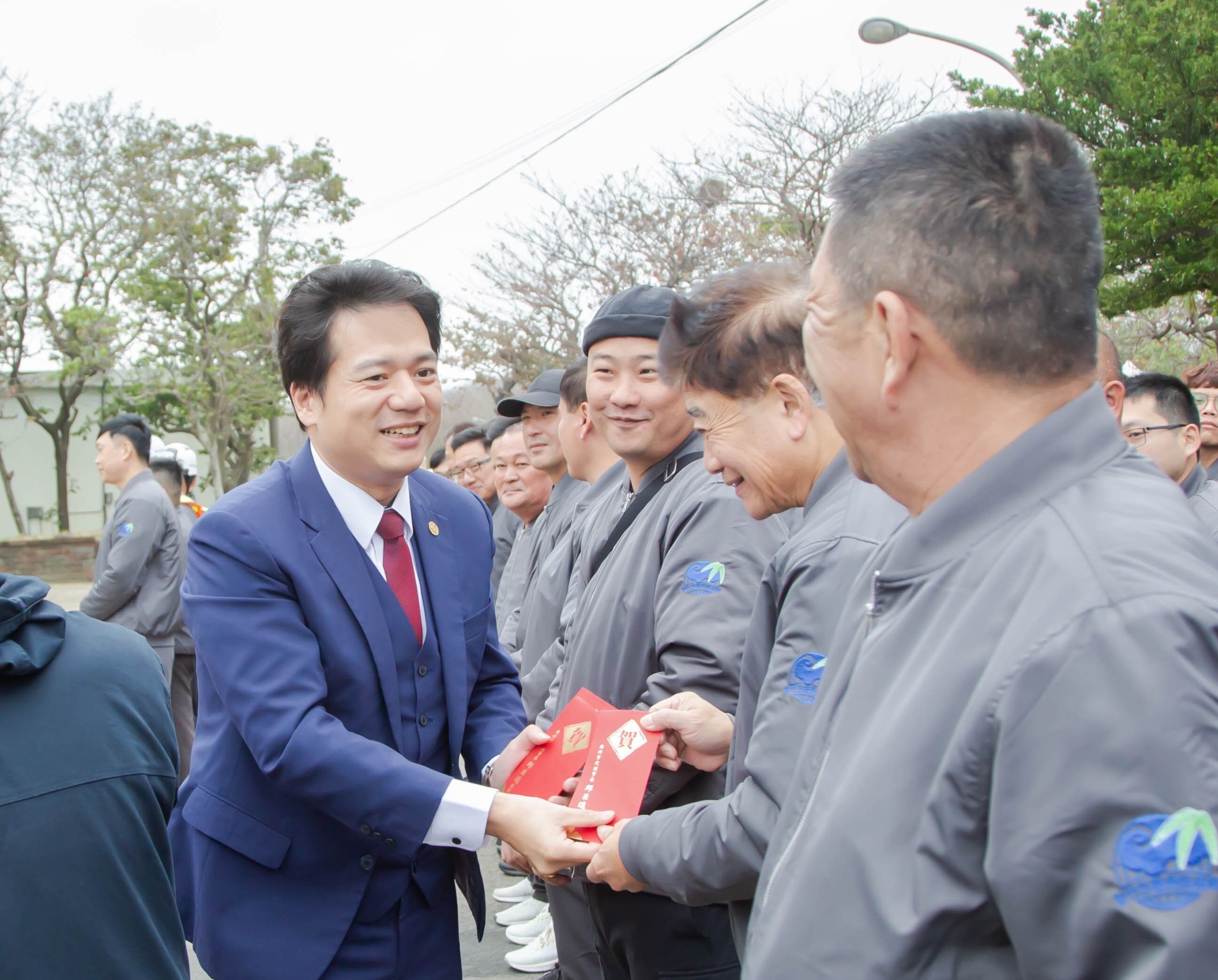 邱臣遠代理市長春節前夕慰勉清潔隊員辛勞 致贈紅包感謝維護市容環境小圖共6張，pic4