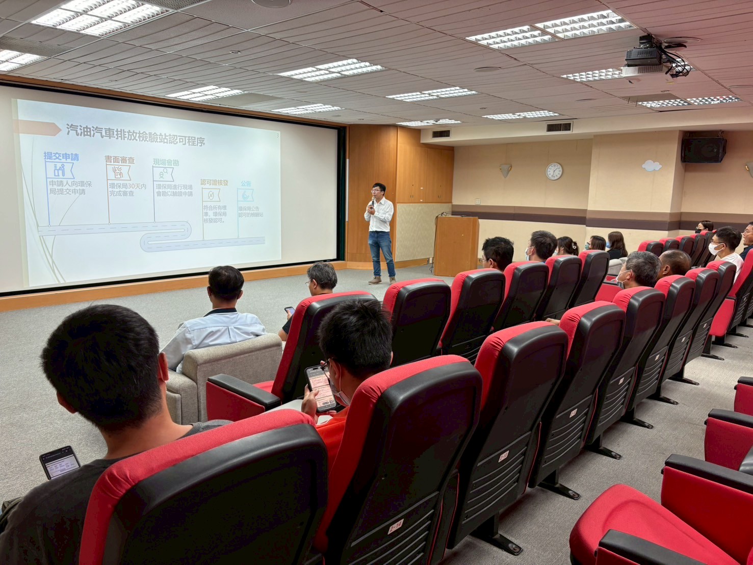 驗車更便利！竹市環保局輔導汽車代檢廠落實排氣檢驗服務大圖