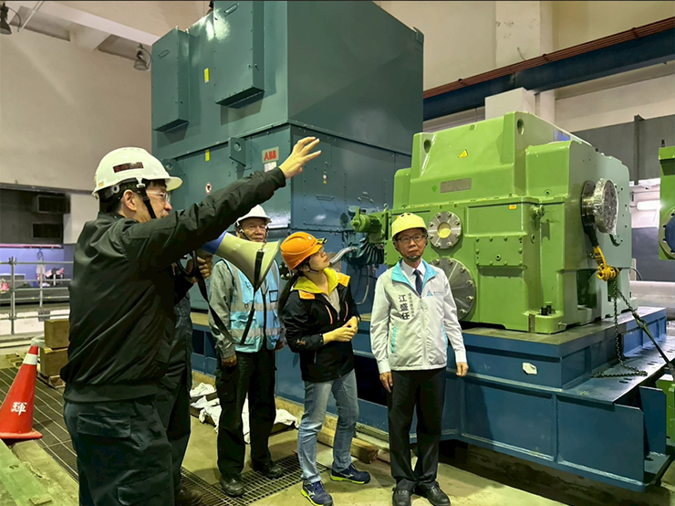 環保局長現場督導，要求施工廠商確實推動發電機更新工程小圖共6張，pic4