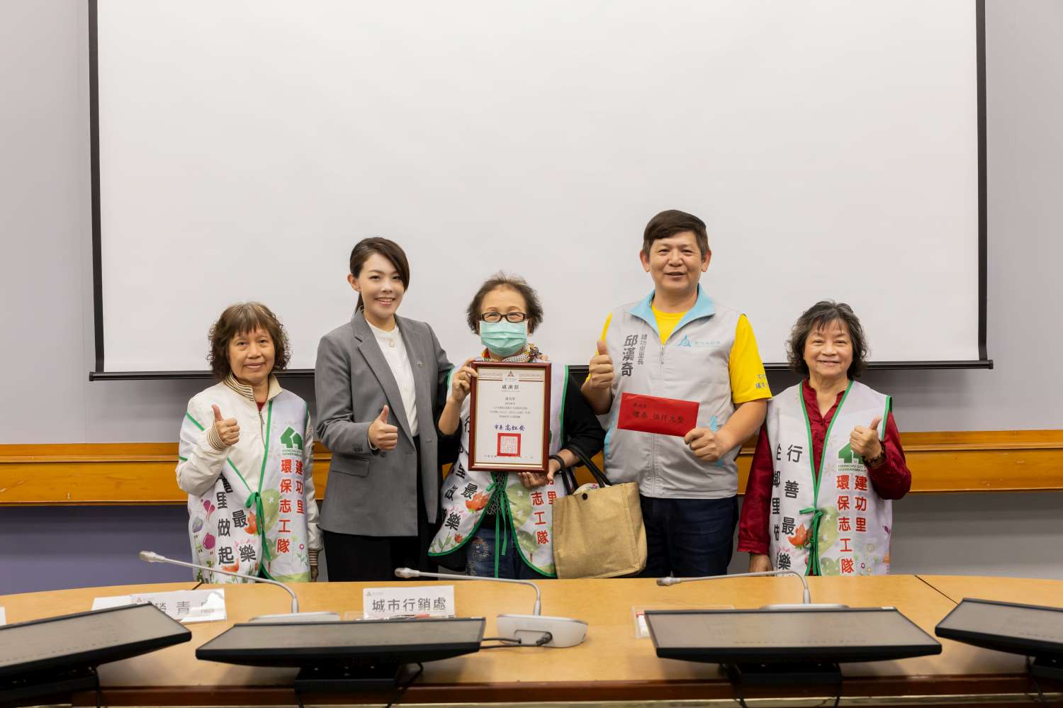 竹市表揚國家清潔月撿菸蒂績優10里 高虹安市長：不留餘蒂守護永續環境小圖共6張，pic2