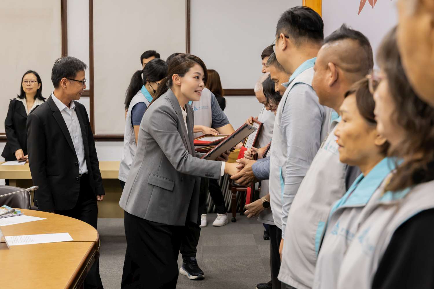 竹市表揚國家清潔月撿菸蒂績優10里 高虹安市長：不留餘蒂守護永續環境小圖共6張，pic3